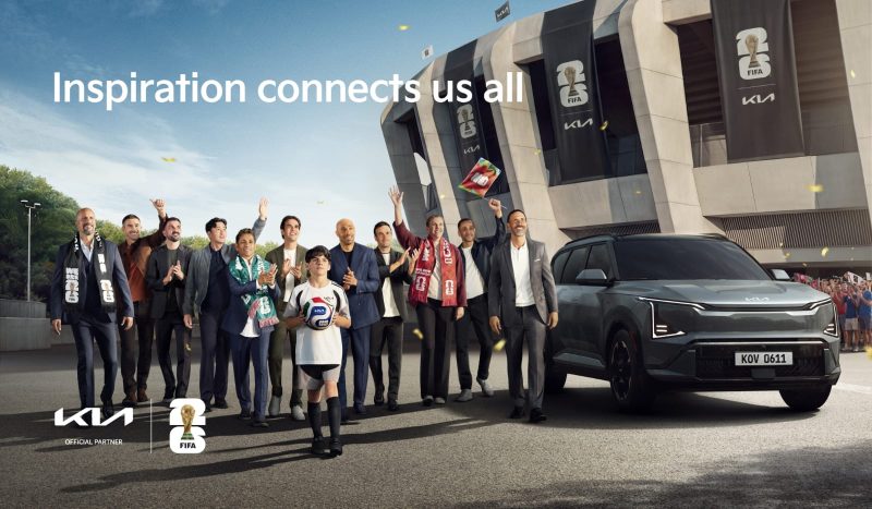 Kampanye “Inspiration Connects Us All” dari Kia Corporation meramaikan FIFA World Cup 2026, menampilkan kebersamaan para penggemar dan ikon sepak bola di depan stadion, dengan lini kendaraan listrik Kia sebagai simbol mobilitas masa depan.