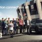 Kampanye “Inspiration Connects Us All” dari Kia Corporation meramaikan FIFA World Cup 2026, menampilkan kebersamaan para penggemar dan ikon sepak bola di depan stadion, dengan lini kendaraan listrik Kia sebagai simbol mobilitas masa depan.