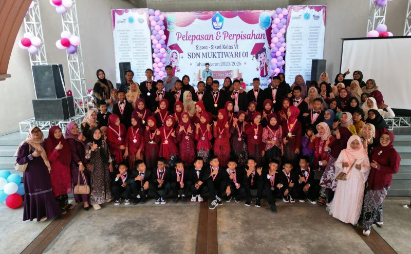 Suasana haru pelepasan siswa kelas 6 SDN 01 Muktiwari di Grand Duta Haruma Bay Water Park, Babelan, Bekasi, Minggu (14/6/2026). Kepala sekolah, guru, dan komite sekolah menyampaikan pesan penuh makna kepada para lulusan.