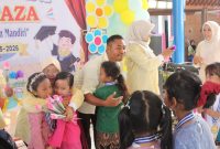 Tangis haru pecah saat guru TK Mafaza memeluk para siswa dalam acara pelepasan dan pentas seni Tahun Pelajaran 2025–2026 di Cibitung, Senin (15/6/2026). Momen perpisahan penuh emosional ini menjadi tanda berakhirnya masa belajar anak-anak sebelum memasuki bangku Sekolah Dasar (SD).