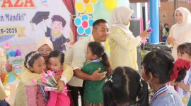 Tangis haru pecah saat guru TK Mafaza memeluk para siswa dalam acara pelepasan dan pentas seni Tahun Pelajaran 2025–2026 di Cibitung, Senin (15/6/2026). Momen perpisahan penuh emosional ini menjadi tanda berakhirnya masa belajar anak-anak sebelum memasuki bangku Sekolah Dasar (SD).