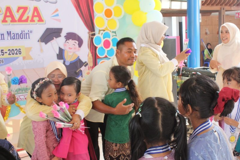Tangis haru pecah saat guru TK Mafaza memeluk para siswa dalam acara pelepasan dan pentas seni Tahun Pelajaran 2025–2026 di Cibitung, Senin (15/6/2026). Momen perpisahan penuh emosional ini menjadi tanda berakhirnya masa belajar anak-anak sebelum memasuki bangku Sekolah Dasar (SD).