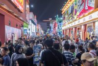 Keterangan Foto:
Ribuan pengunjung memadati area Jakarta Fair Kemayoran 2026 di JIEXPO Kemayoran, Jakarta Pusat. Antusiasme masyarakat terlihat tinggi untuk berburu promo, menikmati hiburan, hingga memanfaatkan berbagai keuntungan dari tiket masuk pameran terbesar di Asia Tenggara tersebut.