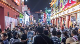 Keterangan Foto:
Ribuan pengunjung memadati area Jakarta Fair Kemayoran 2026 di JIEXPO Kemayoran, Jakarta Pusat. Antusiasme masyarakat terlihat tinggi untuk berburu promo, menikmati hiburan, hingga memanfaatkan berbagai keuntungan dari tiket masuk pameran terbesar di Asia Tenggara tersebut.