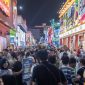 Keterangan Foto:
Ribuan pengunjung memadati area Jakarta Fair Kemayoran 2026 di JIEXPO Kemayoran, Jakarta Pusat. Antusiasme masyarakat terlihat tinggi untuk berburu promo, menikmati hiburan, hingga memanfaatkan berbagai keuntungan dari tiket masuk pameran terbesar di Asia Tenggara tersebut.