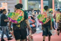 Pengunjung berburu jajanan giant pack atau kemasan jumbo di Jakarta Fair Kemayoran 2026, Jakarta, Senin (15/6/2026). Beragam produk viral seperti Kusuka, Tango, Chitato hingga Fox menjadi buruan karena menghadirkan kemasan unik berukuran besar yang hanya tersedia selama gelaran Jakarta Fair. Foto: Dok. Jakarta Fair Kemayoran.