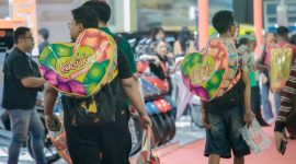 Pengunjung berburu jajanan giant pack atau kemasan jumbo di Jakarta Fair Kemayoran 2026, Jakarta, Senin (15/6/2026). Beragam produk viral seperti Kusuka, Tango, Chitato hingga Fox menjadi buruan karena menghadirkan kemasan unik berukuran besar yang hanya tersedia selama gelaran Jakarta Fair. Foto: Dok. Jakarta Fair Kemayoran.