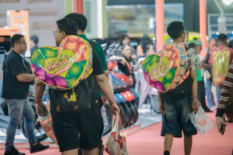 Pengunjung berburu jajanan giant pack atau kemasan jumbo di Jakarta Fair Kemayoran 2026, Jakarta, Senin (15/6/2026). Beragam produk viral seperti Kusuka, Tango, Chitato hingga Fox menjadi buruan karena menghadirkan kemasan unik berukuran besar yang hanya tersedia selama gelaran Jakarta Fair. Foto: Dok. Jakarta Fair Kemayoran.