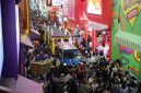 Pengunjung menikmati layanan transportasi Wara-Wiri saat berkeliling area Jakarta Fair Kemayoran 2026 di Jakarta International Expo (JIExpo), Kemayoran, Jakarta. Moda transportasi unik dengan desain khas kendaraan umum Jakarta ini menjadi solusi praktis bagi pengunjung untuk menjelajahi area pameran tanpa kelelahan.