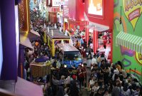 Pengunjung menikmati layanan transportasi Wara-Wiri saat berkeliling area Jakarta Fair Kemayoran 2026 di Jakarta International Expo (JIExpo), Kemayoran, Jakarta. Moda transportasi unik dengan desain khas kendaraan umum Jakarta ini menjadi solusi praktis bagi pengunjung untuk menjelajahi area pameran tanpa kelelahan.