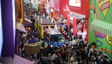 Pengunjung menikmati layanan transportasi Wara-Wiri saat berkeliling area Jakarta Fair Kemayoran 2026 di Jakarta International Expo (JIExpo), Kemayoran, Jakarta. Moda transportasi unik dengan desain khas kendaraan umum Jakarta ini menjadi solusi praktis bagi pengunjung untuk menjelajahi area pameran tanpa kelelahan.