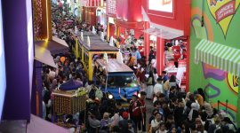 Pengunjung menikmati layanan transportasi Wara-Wiri saat berkeliling area Jakarta Fair Kemayoran 2026 di Jakarta International Expo (JIExpo), Kemayoran, Jakarta. Moda transportasi unik dengan desain khas kendaraan umum Jakarta ini menjadi solusi praktis bagi pengunjung untuk menjelajahi area pameran tanpa kelelahan.