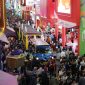 Pengunjung menikmati layanan transportasi Wara-Wiri saat berkeliling area Jakarta Fair Kemayoran 2026 di Jakarta International Expo (JIExpo), Kemayoran, Jakarta. Moda transportasi unik dengan desain khas kendaraan umum Jakarta ini menjadi solusi praktis bagi pengunjung untuk menjelajahi area pameran tanpa kelelahan.