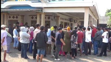 Warga Desa Cipayung mendatangi kediaman H. Ajan untuk menyatakan dukungan agar kembali maju pada Pilkades Cipayung 2026–2034, Kamis (18/6/2026).