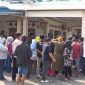 Warga Desa Cipayung mendatangi kediaman H. Ajan untuk menyatakan dukungan agar kembali maju pada Pilkades Cipayung 2026–2034, Kamis (18/6/2026).