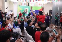 Suasana penuh semangat mewarnai kegiatan nonton bareng (nobar) pertandingan Meksiko melawan Korea Selatan pada FIFA World Cup 2026 di Media Center TVRI, Jakarta, Jumat (19/6/2026). Para tamu dan pendukung kedua tim tampak antusias memberikan