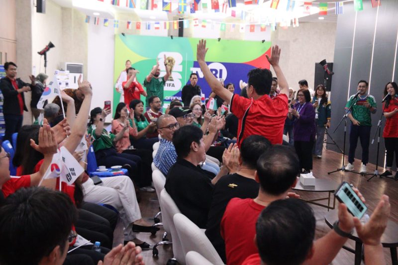Suasana penuh semangat mewarnai kegiatan nonton bareng (nobar) pertandingan Meksiko melawan Korea Selatan pada FIFA World Cup 2026 di Media Center TVRI, Jakarta, Jumat (19/6/2026). Para tamu dan pendukung kedua tim tampak antusias memberikan