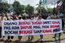 Ratusan warga yang tergabung dalam kelompok Masyarakat Bekasi Peduli Gizi Anak Bangsa menggelar aksi damai di kawasan Bekasi International Industrial Estate (BIIE), Cikarang Selatan, Kabupaten Bekasi, Sabtu (20/6/2026).