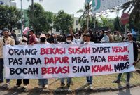 Ratusan warga yang tergabung dalam kelompok Masyarakat Bekasi Peduli Gizi Anak Bangsa menggelar aksi damai di kawasan Bekasi International Industrial Estate (BIIE), Cikarang Selatan, Kabupaten Bekasi, Sabtu (20/6/2026).
