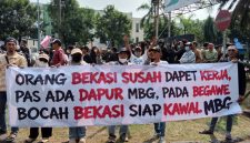Ratusan warga yang tergabung dalam kelompok Masyarakat Bekasi Peduli Gizi Anak Bangsa menggelar aksi damai di kawasan Bekasi International Industrial Estate (BIIE), Cikarang Selatan, Kabupaten Bekasi, Sabtu (20/6/2026).