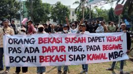 Ratusan warga yang tergabung dalam kelompok Masyarakat Bekasi Peduli Gizi Anak Bangsa menggelar aksi damai di kawasan Bekasi International Industrial Estate (BIIE), Cikarang Selatan, Kabupaten Bekasi, Sabtu (20/6/2026).