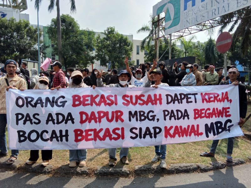 Ratusan warga yang tergabung dalam kelompok Masyarakat Bekasi Peduli Gizi Anak Bangsa menggelar aksi damai di kawasan Bekasi International Industrial Estate (BIIE), Cikarang Selatan, Kabupaten Bekasi, Sabtu (20/6/2026).