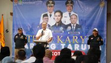 Wali Kota Bekasi memberikan sambutan saat membuka Temu Karya Karang Taruna VII Kota Bekasi, Sabtu (20/6/2026). Dalam kesempatan tersebut, ia menekankan pentingnya pembangunan sumber daya manusia yang seimbang dengan pembangunan infrastruktur untuk mendukung kemajuan Kota Bekasi.