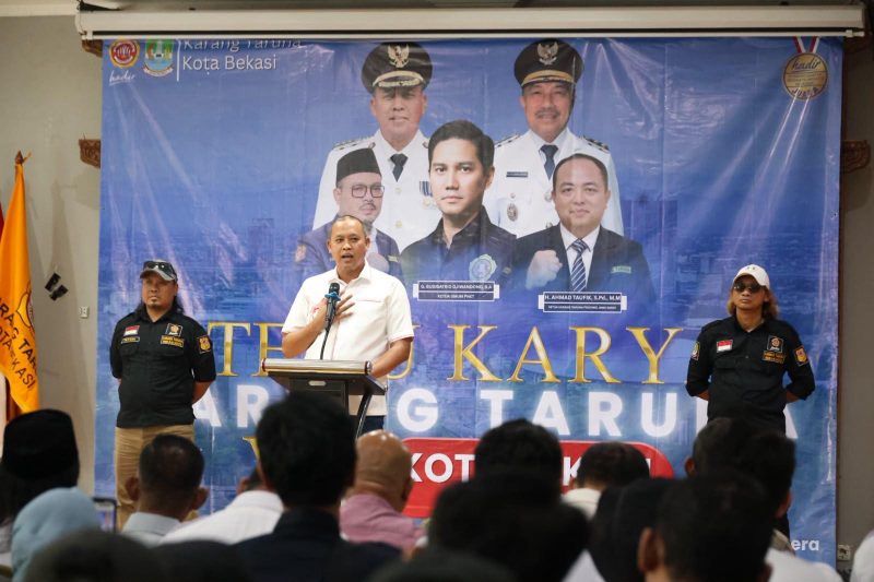 Wali Kota Bekasi memberikan sambutan saat membuka Temu Karya Karang Taruna VII Kota Bekasi, Sabtu (20/6/2026). Dalam kesempatan tersebut, ia menekankan pentingnya pembangunan sumber daya manusia yang seimbang dengan pembangunan infrastruktur untuk mendukung kemajuan Kota Bekasi.