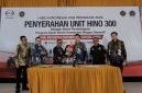 PT Hino Motors Sales Indonesia menyerahkan satu unit Hino 300 kepada SMKN 5 Makassar sebagai sarana praktik siswa melalui program Hino Indonesia Partnership School (HIPS) 2026 di Makassar, Jumat (19/6/2026). Foto: Hino Indonesia