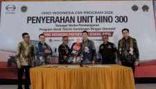 PT Hino Motors Sales Indonesia menyerahkan satu unit Hino 300 kepada SMKN 5 Makassar sebagai sarana praktik siswa melalui program Hino Indonesia Partnership School (HIPS) 2026 di Makassar, Jumat (19/6/2026). Foto: Hino Indonesia