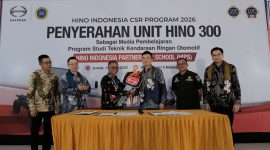 PT Hino Motors Sales Indonesia menyerahkan satu unit Hino 300 kepada SMKN 5 Makassar sebagai sarana praktik siswa melalui program Hino Indonesia Partnership School (HIPS) 2026 di Makassar, Jumat (19/6/2026). Foto: Hino Indonesia