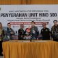 PT Hino Motors Sales Indonesia menyerahkan satu unit Hino 300 kepada SMKN 5 Makassar sebagai sarana praktik siswa melalui program Hino Indonesia Partnership School (HIPS) 2026 di Makassar, Jumat (19/6/2026). Foto: Hino Indonesia