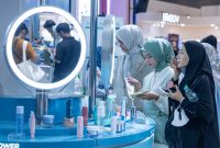 Pengunjung memadati stan produk kecantikan di Jakarta Fair Kemayoran 2026 untuk berburu berbagai promo makeup dan skincare. Sejumlah brand ternama menawarkan diskon hingga 70 persen, paket bundling hemat, serta hadiah menarik berupa emas logam mulia selama pameran berlangsung.