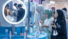 Pengunjung memadati stan produk kecantikan di Jakarta Fair Kemayoran 2026 untuk berburu berbagai promo makeup dan skincare. Sejumlah brand ternama menawarkan diskon hingga 70 persen, paket bundling hemat, serta hadiah menarik berupa emas logam mulia selama pameran berlangsung.