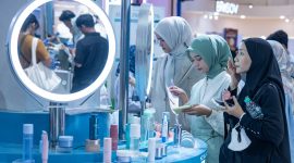 Pengunjung memadati stan produk kecantikan di Jakarta Fair Kemayoran 2026 untuk berburu berbagai promo makeup dan skincare. Sejumlah brand ternama menawarkan diskon hingga 70 persen, paket bundling hemat, serta hadiah menarik berupa emas logam mulia selama pameran berlangsung.