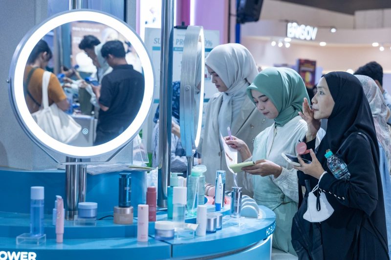 Pengunjung memadati stan produk kecantikan di Jakarta Fair Kemayoran 2026 untuk berburu berbagai promo makeup dan skincare. Sejumlah brand ternama menawarkan diskon hingga 70 persen, paket bundling hemat, serta hadiah menarik berupa emas logam mulia selama pameran berlangsung.