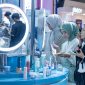 Pengunjung memadati stan produk kecantikan di Jakarta Fair Kemayoran 2026 untuk berburu berbagai promo makeup dan skincare. Sejumlah brand ternama menawarkan diskon hingga 70 persen, paket bundling hemat, serta hadiah menarik berupa emas logam mulia selama pameran berlangsung.