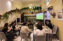Pengunjung menyaksikan pertandingan sepak bola melalui layar besar saat kegiatan nobar di T-Bene Social Coffee & Kitchen, Bogor. T-Bene menghadirkan tayangan resmi Piala Dunia 2026 dengan suasana nyaman dan promo spesial bagi para pecinta sepak bola. (Foto: Istimewa)