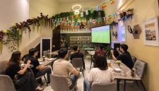 Pengunjung menyaksikan pertandingan sepak bola melalui layar besar saat kegiatan nobar di T-Bene Social Coffee & Kitchen, Bogor. T-Bene menghadirkan tayangan resmi Piala Dunia 2026 dengan suasana nyaman dan promo spesial bagi para pecinta sepak bola. (Foto: Istimewa)