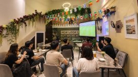 Pengunjung menyaksikan pertandingan sepak bola melalui layar besar saat kegiatan nobar di T-Bene Social Coffee & Kitchen, Bogor. T-Bene menghadirkan tayangan resmi Piala Dunia 2026 dengan suasana nyaman dan promo spesial bagi para pecinta sepak bola. (Foto: Istimewa)