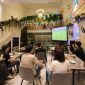 Pengunjung menyaksikan pertandingan sepak bola melalui layar besar saat kegiatan nobar di T-Bene Social Coffee & Kitchen, Bogor. T-Bene menghadirkan tayangan resmi Piala Dunia 2026 dengan suasana nyaman dan promo spesial bagi para pecinta sepak bola. (Foto: Istimewa)
