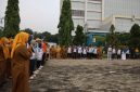 Wali Kota Bekasi Tri Adhianto berdialog dengan ASN usai kegiatan Sparko di Plaza Pemkot Bekasi, membahas evaluasi kehadiran pegawai dan kendala presensi mobile, Selasa (23/6/2026).