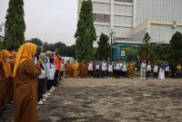 Wali Kota Bekasi Tri Adhianto berdialog dengan ASN usai kegiatan Sparko di Plaza Pemkot Bekasi, membahas evaluasi kehadiran pegawai dan kendala presensi mobile, Selasa (23/6/2026).