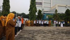 Wali Kota Bekasi Tri Adhianto berdialog dengan ASN usai kegiatan Sparko di Plaza Pemkot Bekasi, membahas evaluasi kehadiran pegawai dan kendala presensi mobile, Selasa (23/6/2026).