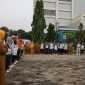 Wali Kota Bekasi Tri Adhianto berdialog dengan ASN usai kegiatan Sparko di Plaza Pemkot Bekasi, membahas evaluasi kehadiran pegawai dan kendala presensi mobile, Selasa (23/6/2026).