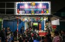 Pengunjung memadati Angkringan Nobar di kawasan Sesetan, Bali, untuk menyaksikan pertandingan Piala Dunia 2026. Kebijakan TVRI yang menggratiskan lisensi nobar resmi dinilai membantu pelaku UMK sekaligus menghadirkan ruang kebersamaan bagi masyarakat pecinta sepak bola. (Foto: Istimewa)