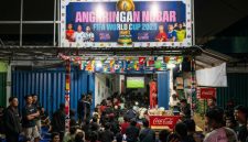 Pengunjung memadati Angkringan Nobar di kawasan Sesetan, Bali, untuk menyaksikan pertandingan Piala Dunia 2026. Kebijakan TVRI yang menggratiskan lisensi nobar resmi dinilai membantu pelaku UMK sekaligus menghadirkan ruang kebersamaan bagi masyarakat pecinta sepak bola. (Foto: Istimewa)