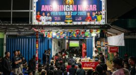 Pengunjung memadati Angkringan Nobar di kawasan Sesetan, Bali, untuk menyaksikan pertandingan Piala Dunia 2026. Kebijakan TVRI yang menggratiskan lisensi nobar resmi dinilai membantu pelaku UMK sekaligus menghadirkan ruang kebersamaan bagi masyarakat pecinta sepak bola. (Foto: Istimewa)