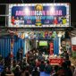 Pengunjung memadati Angkringan Nobar di kawasan Sesetan, Bali, untuk menyaksikan pertandingan Piala Dunia 2026. Kebijakan TVRI yang menggratiskan lisensi nobar resmi dinilai membantu pelaku UMK sekaligus menghadirkan ruang kebersamaan bagi masyarakat pecinta sepak bola. (Foto: Istimewa)