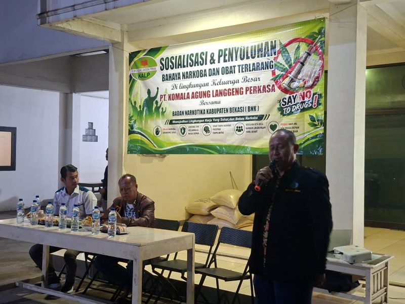 Kepala Bidang Pencegahan BNK Kabupaten Bekasi, Susilo Budiyanto, memberikan sosialisasi bahaya narkoba kepada karyawan PT Komala Agung Langgeng Perkasa. Kegiatan ini merupakan bagian dari upaya pencegahan penyalahgunaan narkotika di lingkungan kerja melalui kolaborasi antara BNK Kabupaten Bekasi dan dunia usaha.